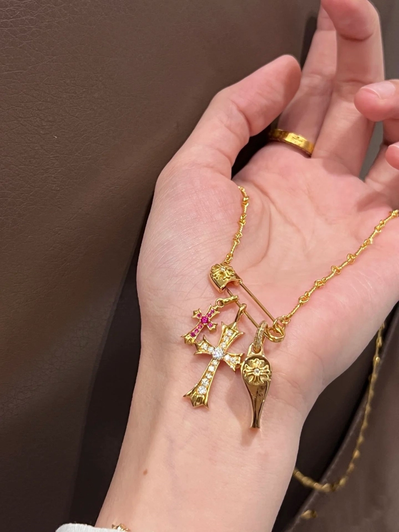 Ch*0me He**ts necklaces